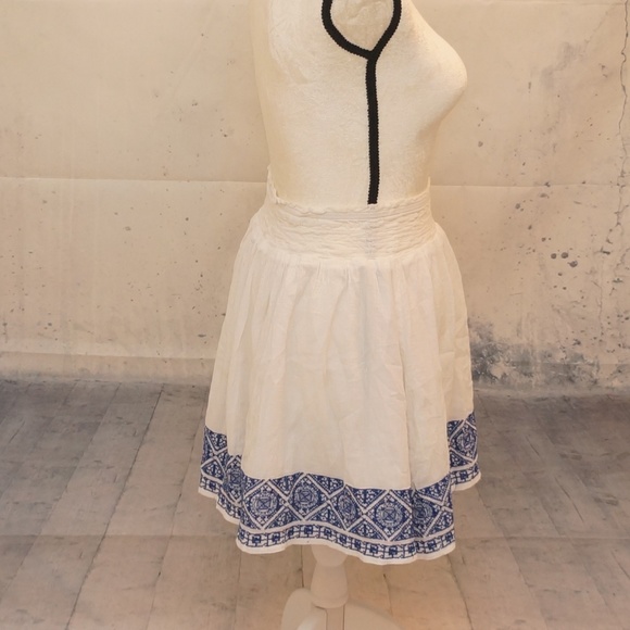 White and blue skirt - Picture 5 of 5